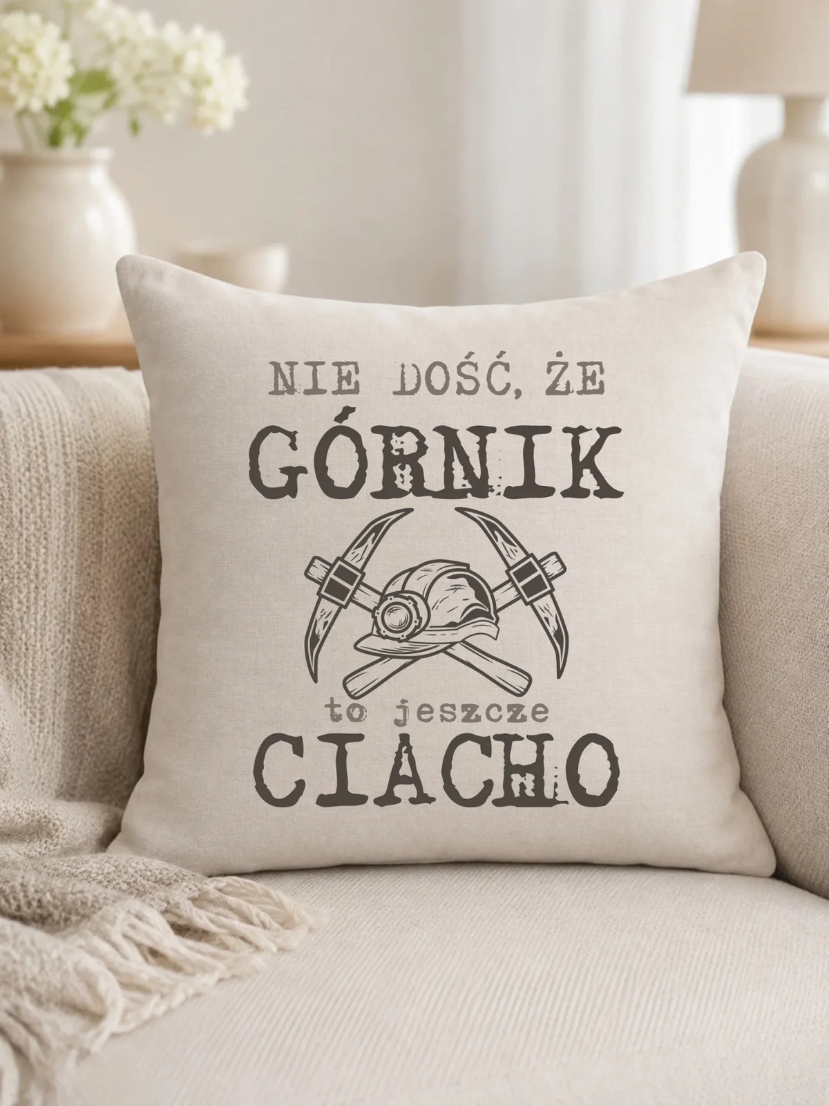 Prezent na Barbórkę biała poduszka z nadrukiem - Nie dość, że górnik to jeszcze ciacho
