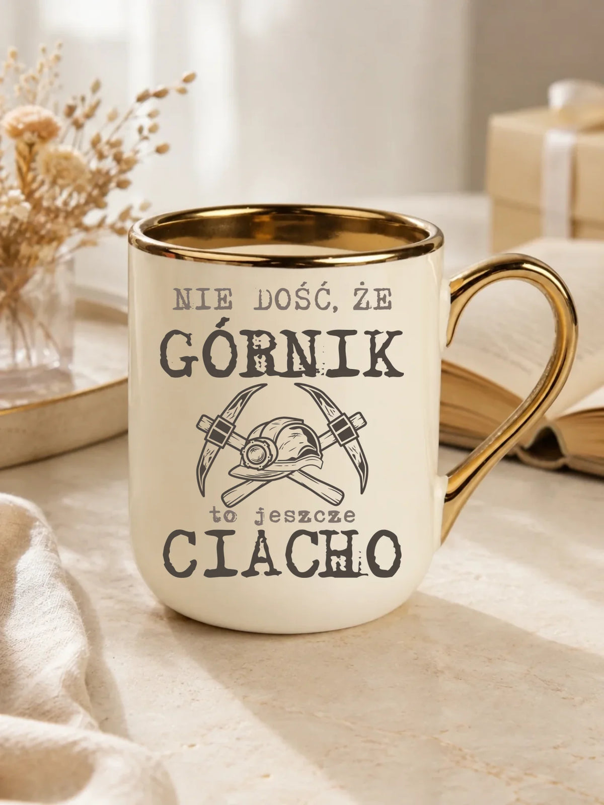 Prezent na Dzień Górnika biały kubek elegant z nadrukiem - Nie dość, że górnik to jeszcze ciacho