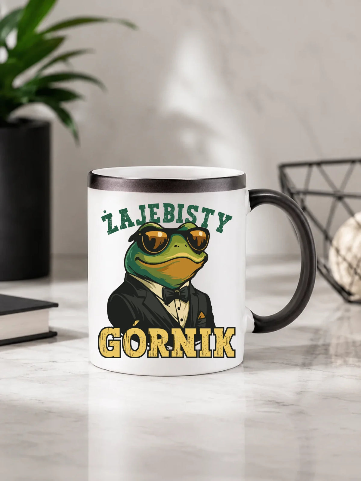 Prezent na Barbórkę czarny zmieniający kolor kubek magiczny z nadrukiem - Żajebisty Górnik