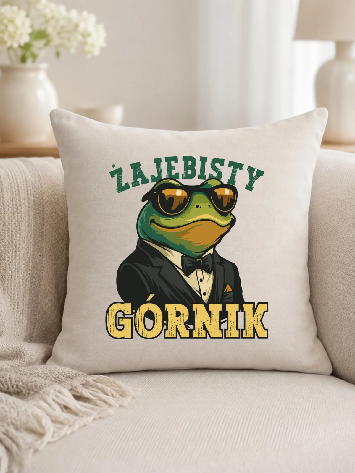 Prezent na Barbórkę biała poduszka z nadrukiem - Żajebisty Górnik