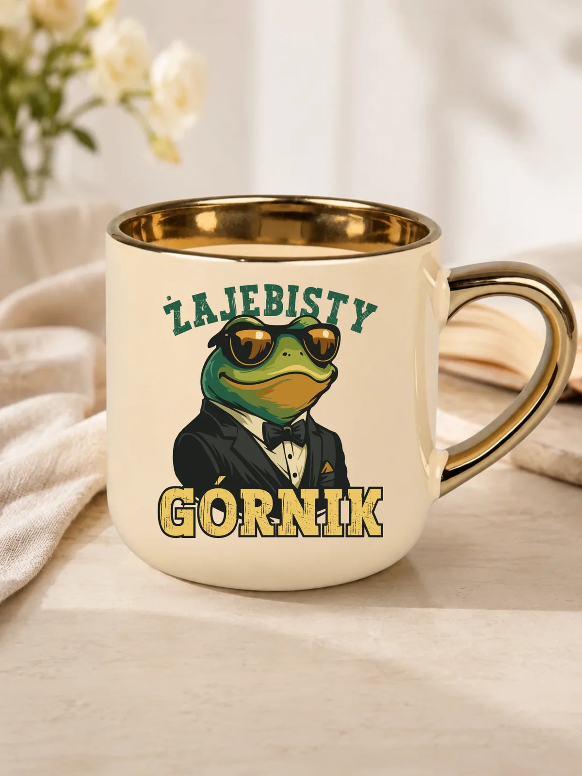 Prezent na Dzień Górnika biały kubek ze złotym rantem z nadrukiem - Żajebisty Górnik