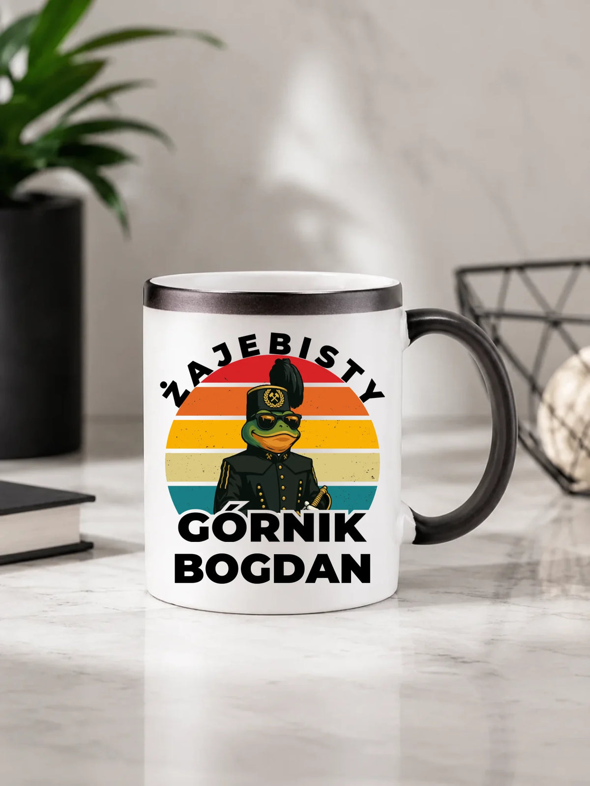 Prezent na święta czarny zmieniający kolor kubek magiczny z imieniem i nadrukiem - Żajebisty Górnik z imieniem