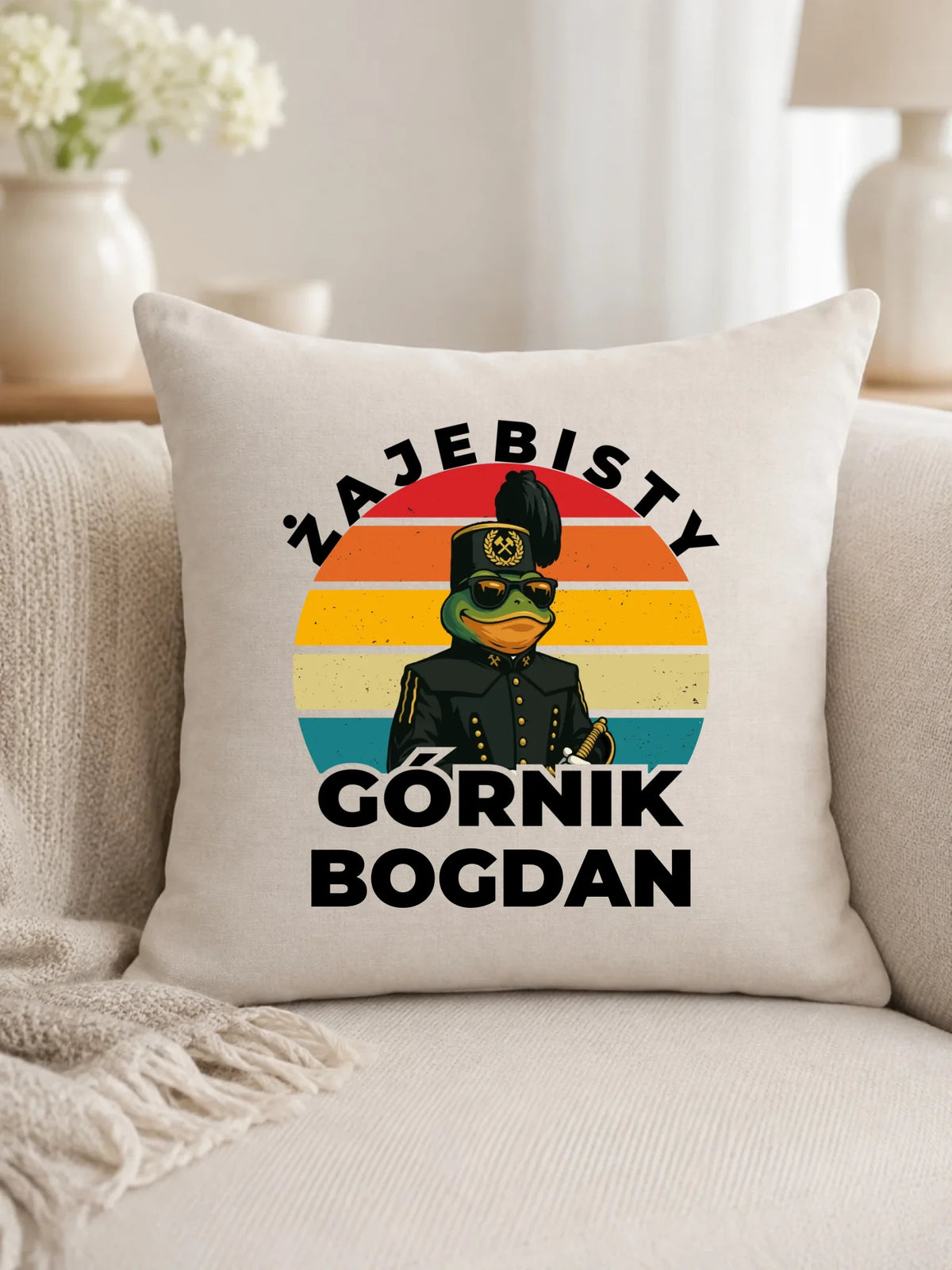 Prezent na Dzień Górnika biała poduszka z imieniem i nadrukiem - Żajebisty Górnik z imieniem