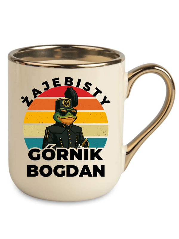 Kremowy ze złotym rantem i uchem kubek elegant z imieniem dla górnika - Żajebisty Górnik z imieniem