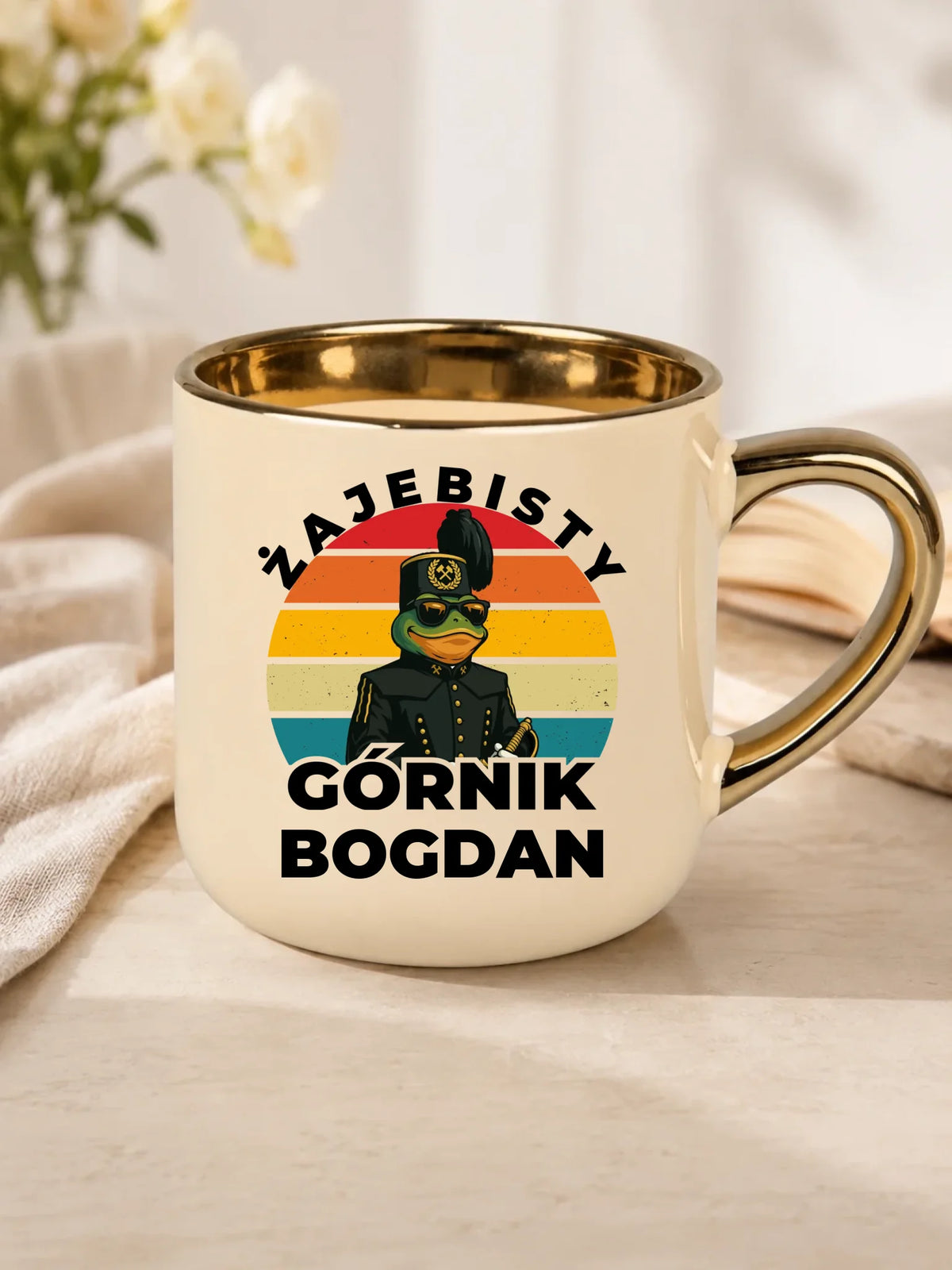 Prezent na Barbórkę biały kubek ze złotym rantem z imieniem i nadrukiem - Żajebisty Górnik z imieniem