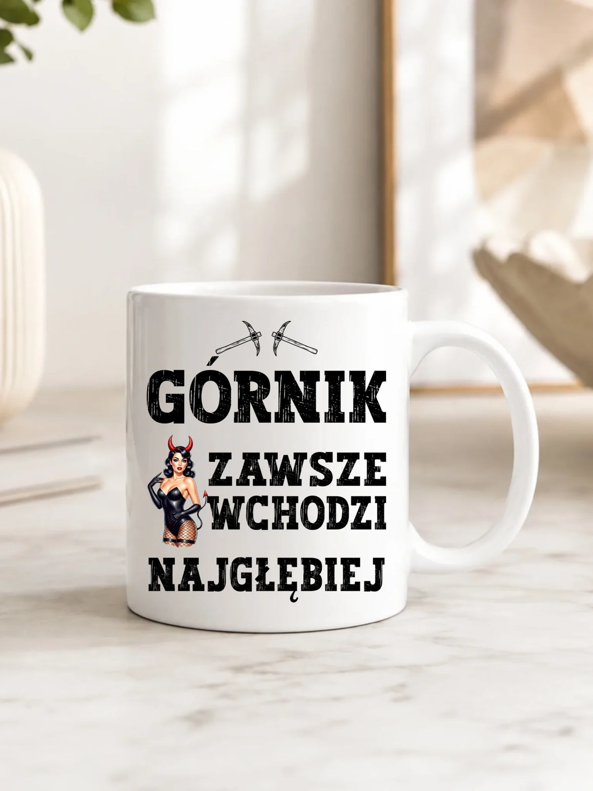 Prezent na Barbórkę biały kubek z nadrukiem - Górnik wchodzi najgłębiej