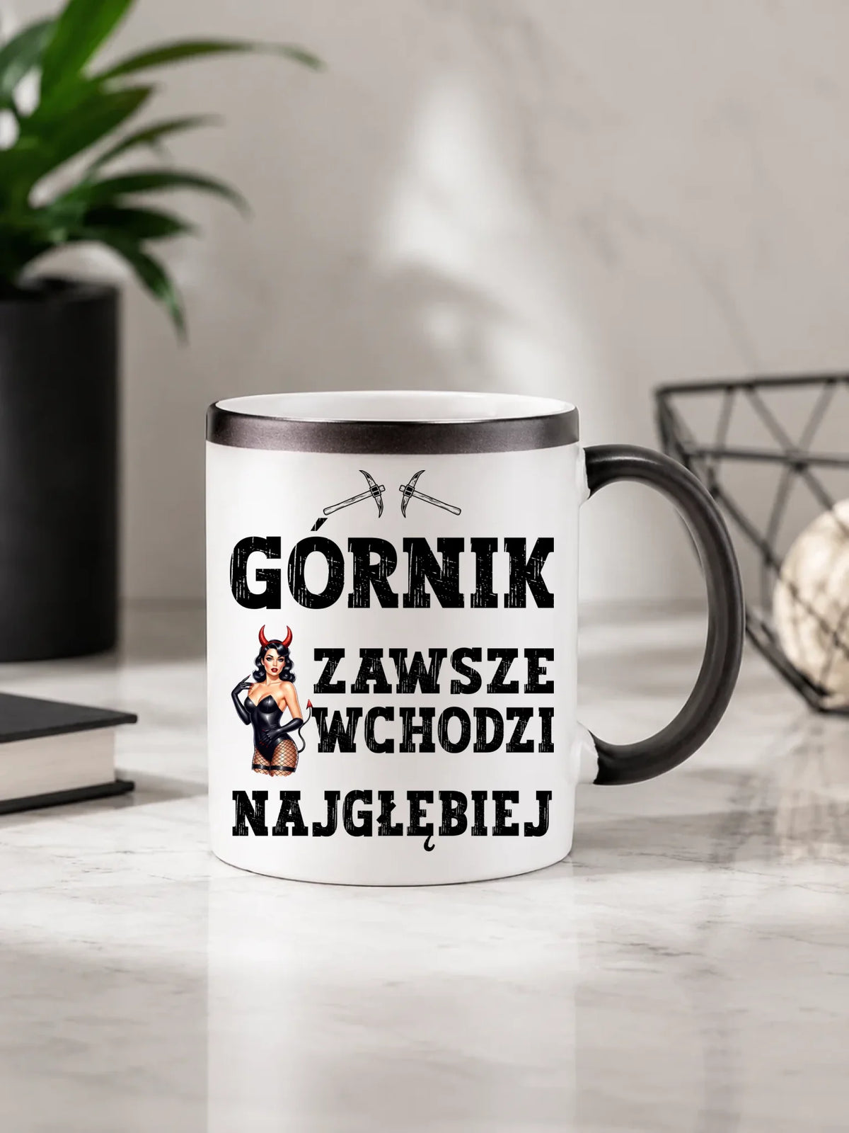 Prezent na Barbórkę magiczny kubek z ukrytym nadrukiem - Górnik wchodzi najgłębiej