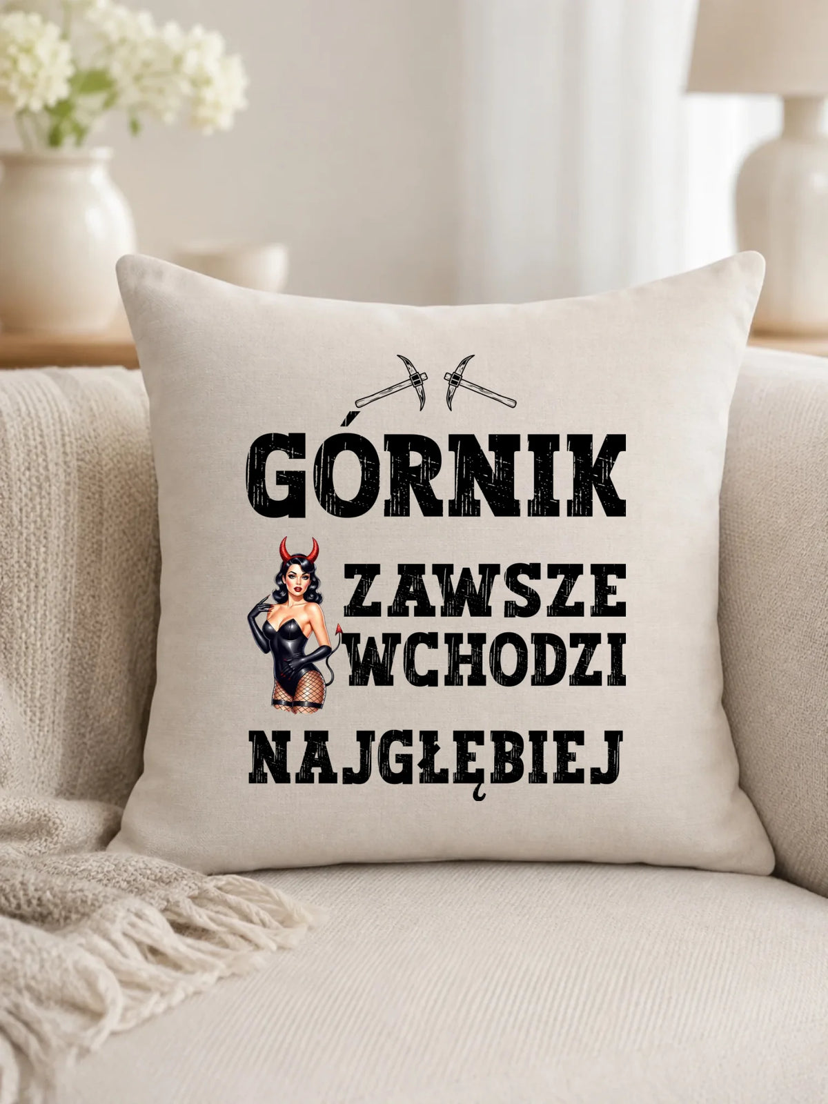 Prezent na Barbórkę poduszka z nadrukiem - Górnik wchodzi najgłębiej