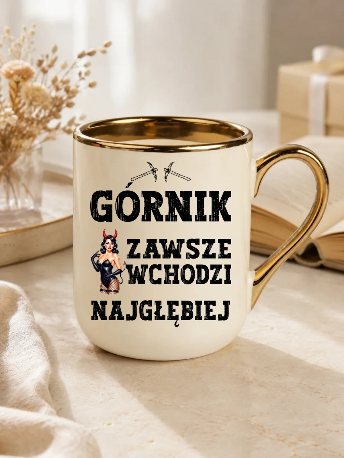 Prezent na Barbórkę biały kubek elegant z nadrukiem - Górnik wchodzi najgłębiej
