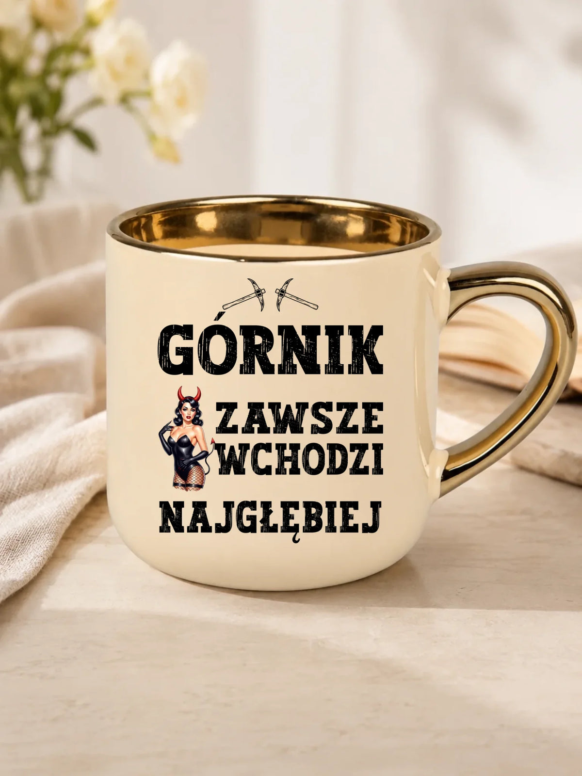 Prezent na Dzień Górnika biały kubek ze złotym rantem z nadrukiem - Górnik wchodzi najgłębiej