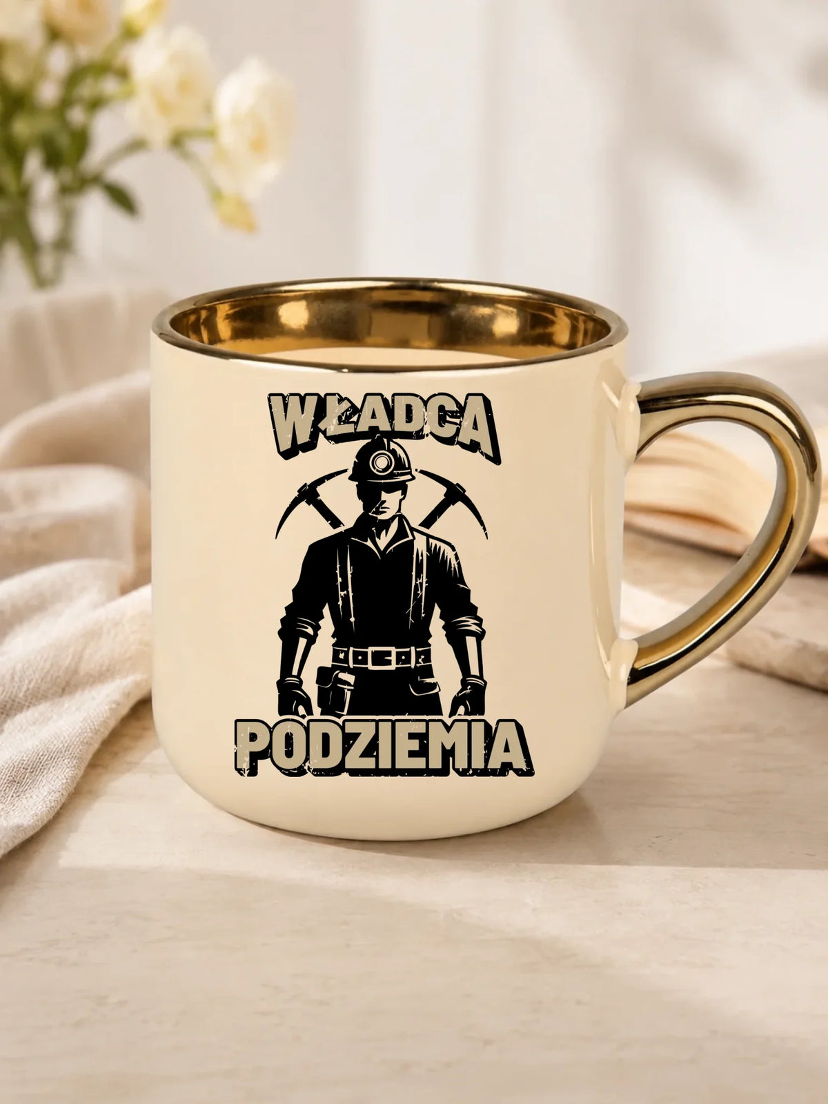 Prezent na Dzień Górnika biały kubek ze złotym rantem z nadrukiem - Władca Podziemia