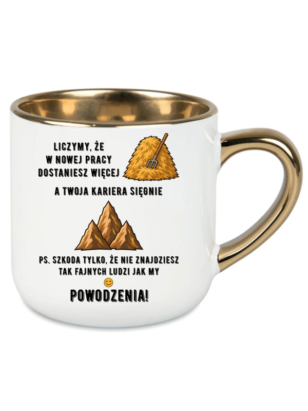 Biały kubek ze złotym rantem na odejście z pracy - W nowej pracy dostaniesz więcej siana