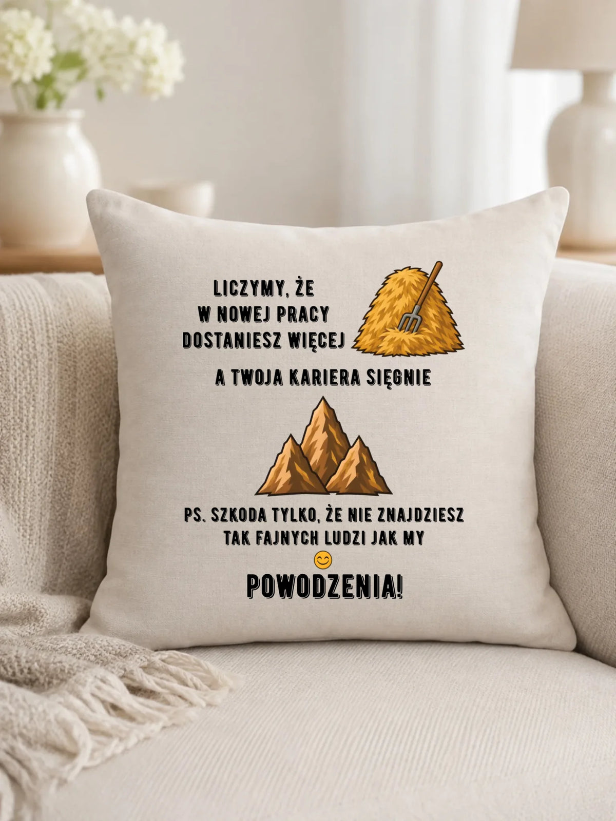 Prezent na pożegnanie z pracy poduszka z nadrukiem - W nowej pracy dostaniesz więcej siana
