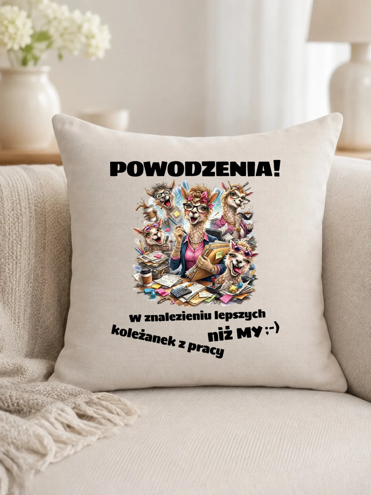 Prezent na odejście z pracy, beżowa poduszka lniana z nadrukiem - Powodzenia w znalezieniu lepszych koleżanek