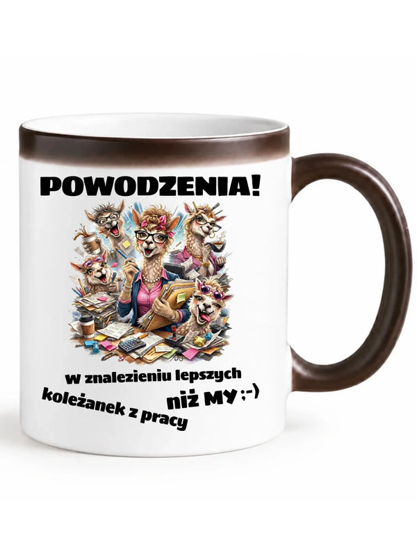 Biały magiczny kubek z czarnym uchem i widocznym nadrukiem dla współpracownika - Powodzenia w znalezieniu lepszych koleżanek