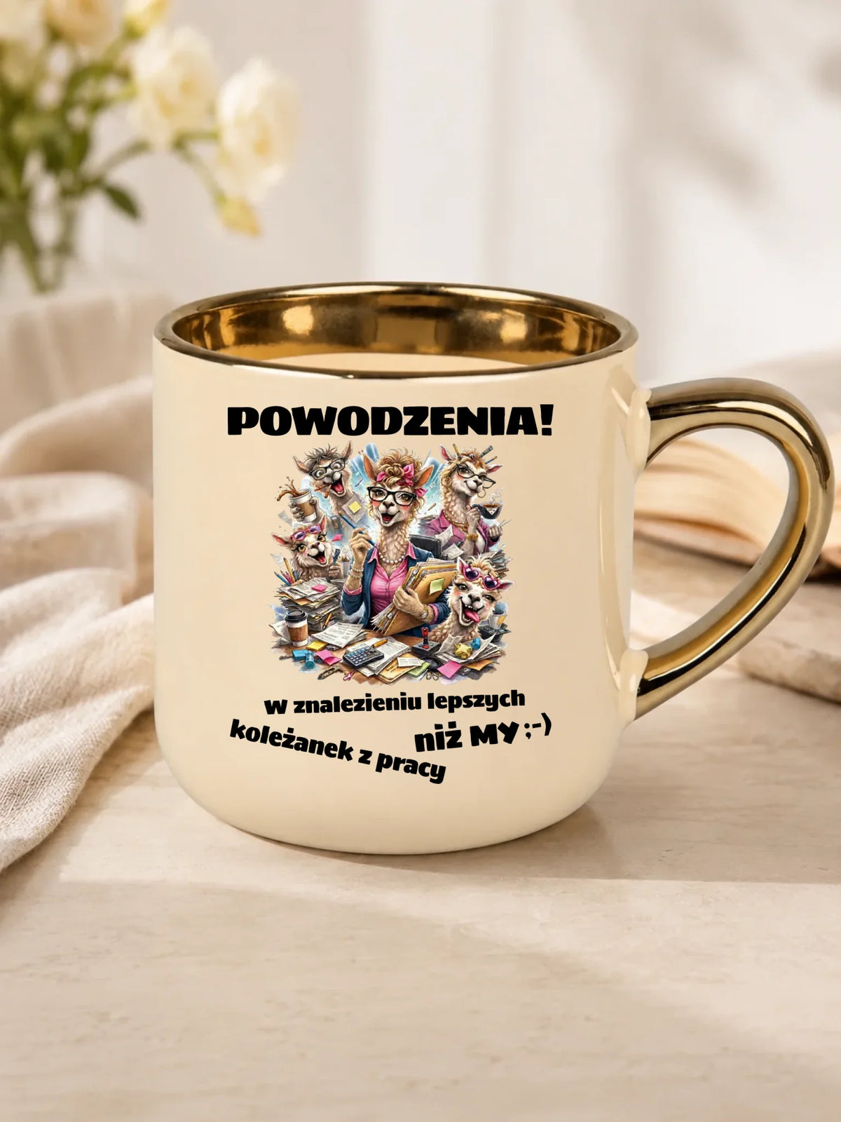 Prezent na odejście z pracy, kremowy kubek ze złotym rantem z nadrukiem - Powodzenia w znalezieniu lepszych koleżanek