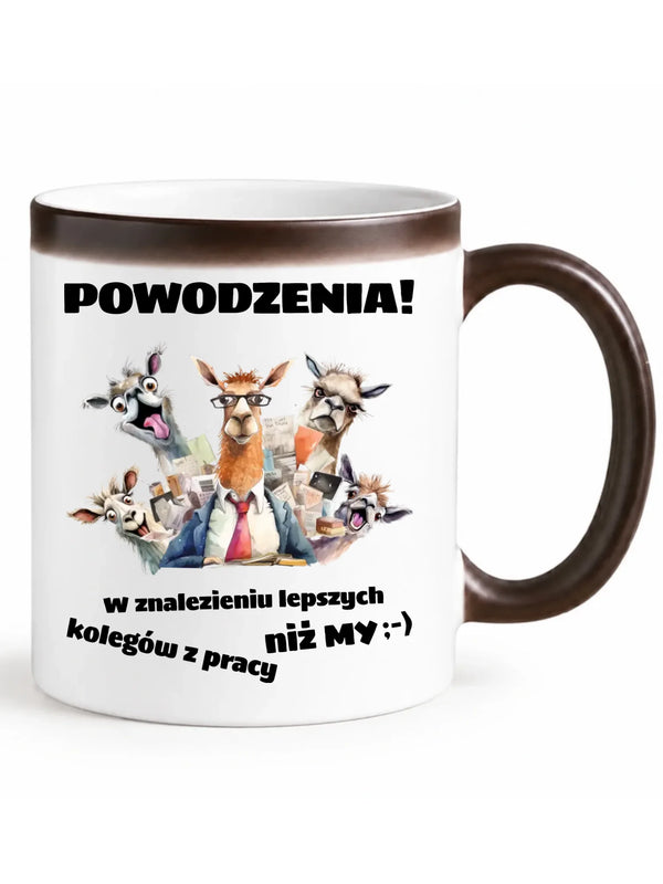 Biały magiczny kubek z czarnym uchem i widocznym nadrukiem dla współpracownika - Powodzenia w znalezieniu lepszych kolegów