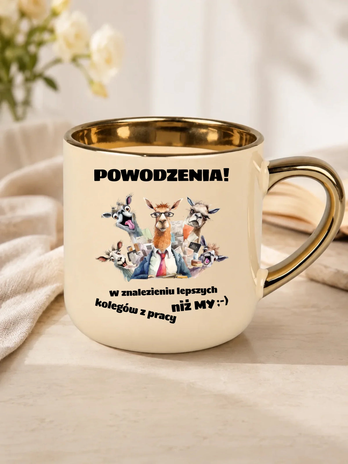 Prezent na odejście z pracy, kremowy kubek ze złotym rantem z nadrukiem - Powodzenia w znalezieniu lepszych kolegów