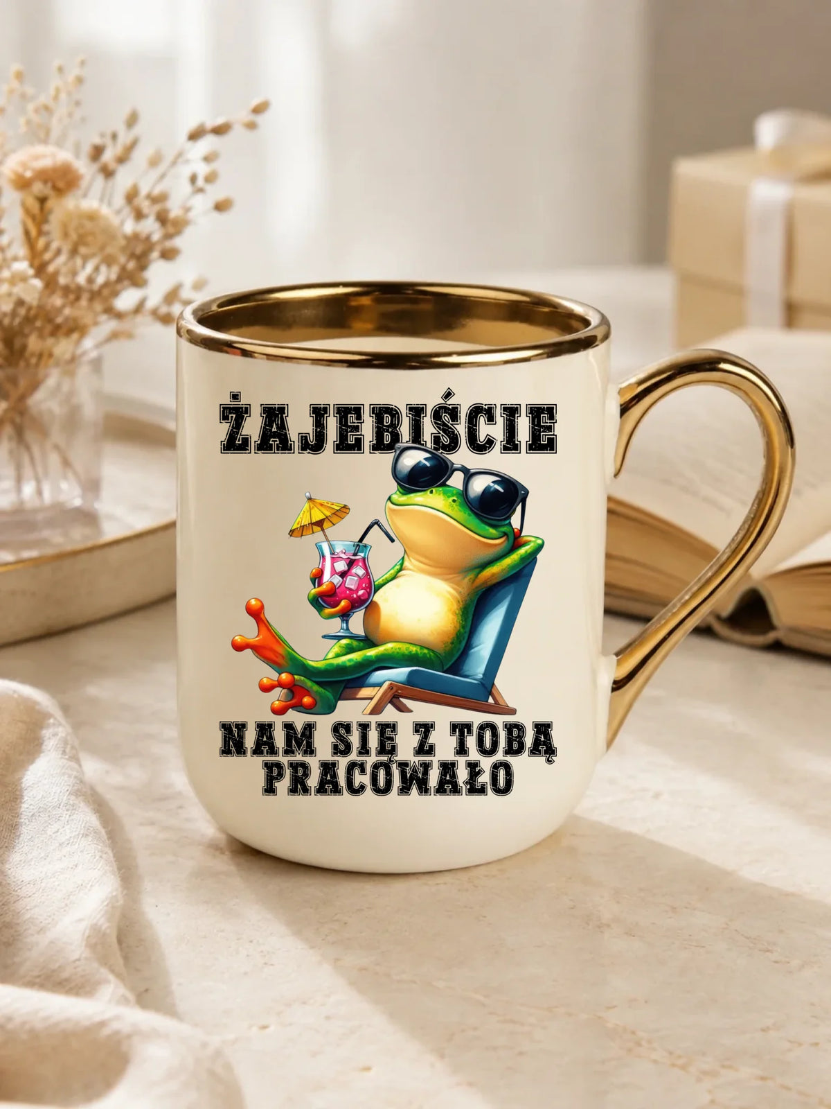 Prezent na odejście z pracy, kremowy kubek elegant ze złotym rantem i uchem z nadrukiem - Żajebiście nam się z Tobą pracowało
