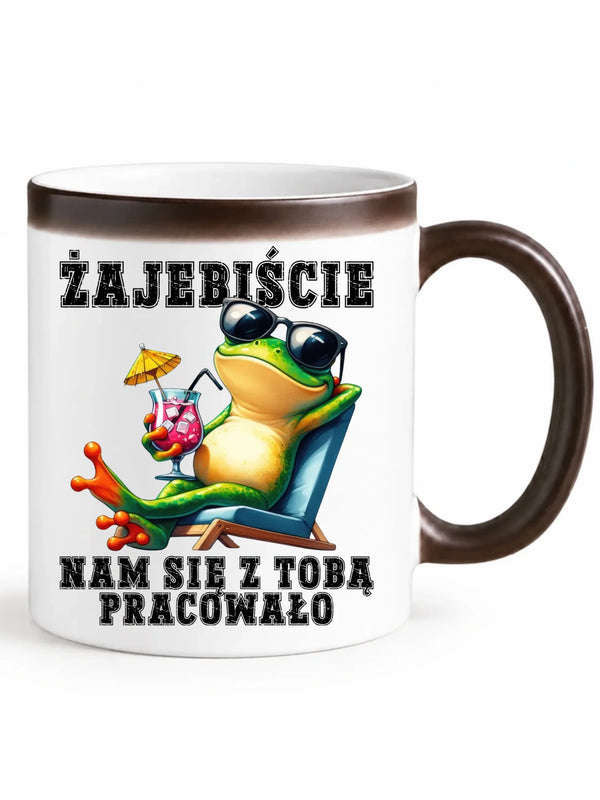 Biały magiczny kubek z czarnym uchem i widocznym nadrukiem dla współpracownika - Żajebiście nam się z Tobą pracowało