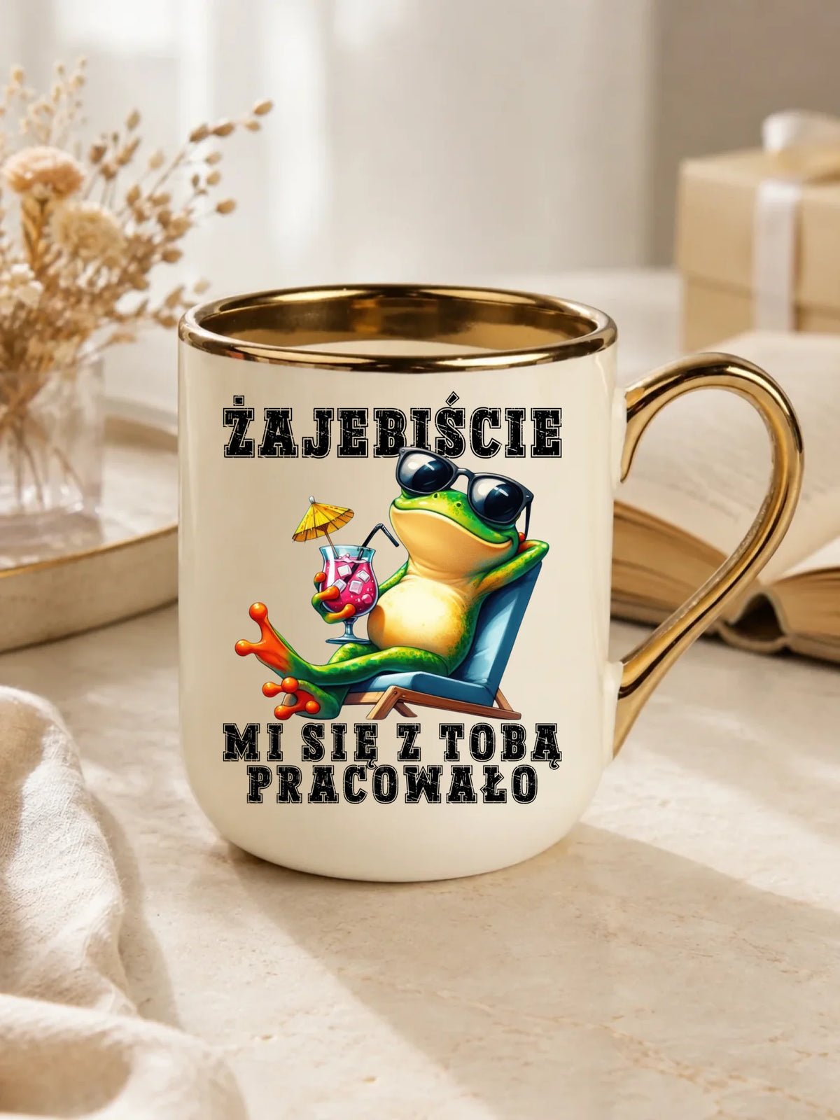 Prezent na odejście z pracy, kremowy kubek elegant ze złotym rantem i uchem z nadrukiem - Żajebiście mi się z Tobą pracowało