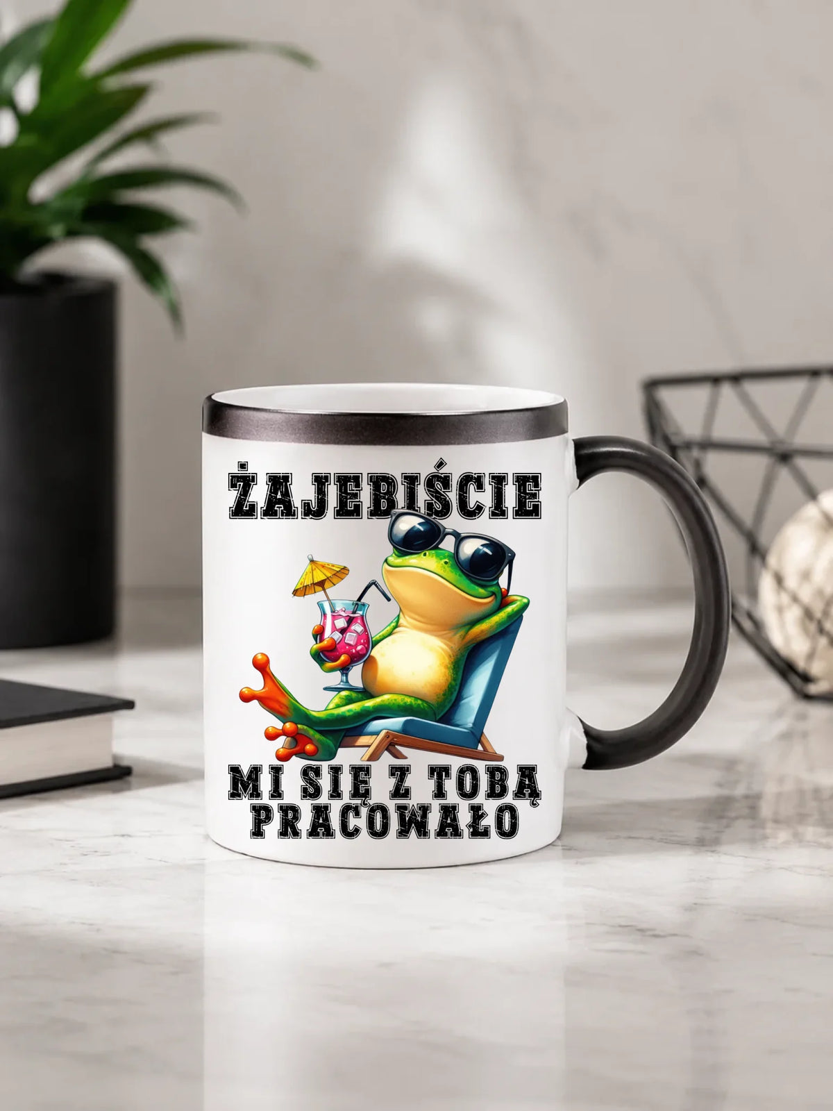 Prezent na odejście z pracy, biały kubek magiczny z czarnym uchem i widocznym nadrukiem z nadrukiem - Żajebiście mi się z Tobą pracowało