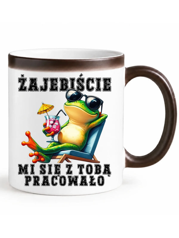 Biały magiczny kubek z czarnym uchem i widocznym nadrukiem dla współpracownika - Żajebiście mi się z Tobą pracowało