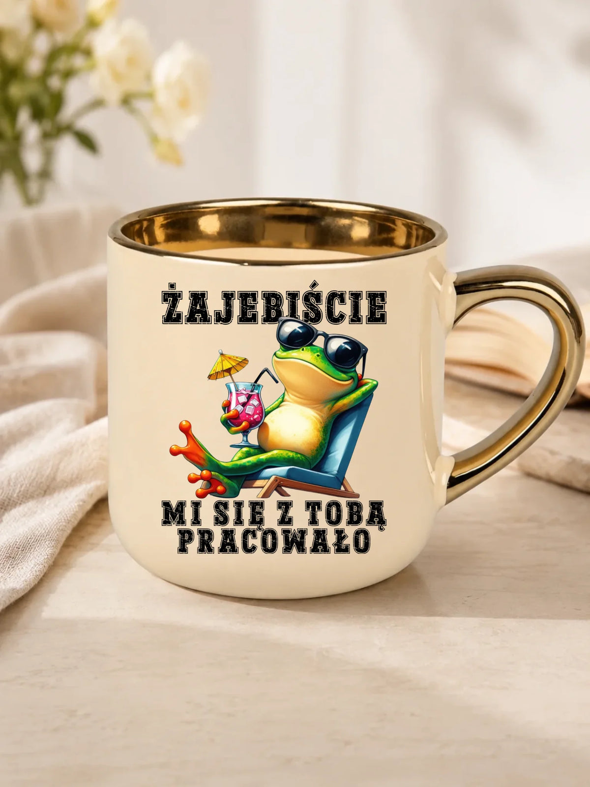 Prezent na odejście z pracy, kremowy kubek ze złotym rantem z nadrukiem - Żajebiście mi się z Tobą pracowało