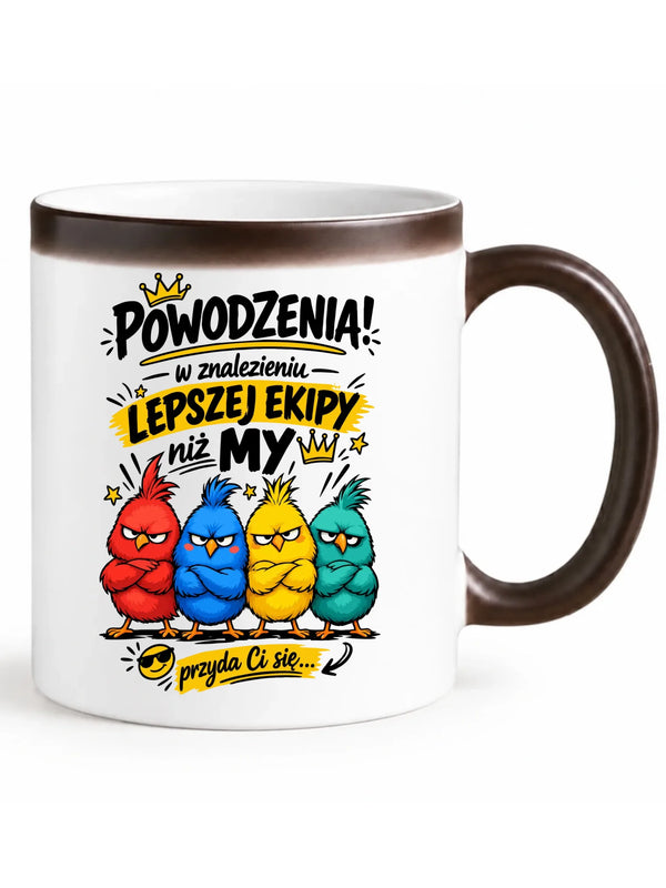 Biały magiczny kubek z czarnym uchem i widocznym nadrukiem dla współpracownika - Powodzenia w znalezieniu lepszej ekipy