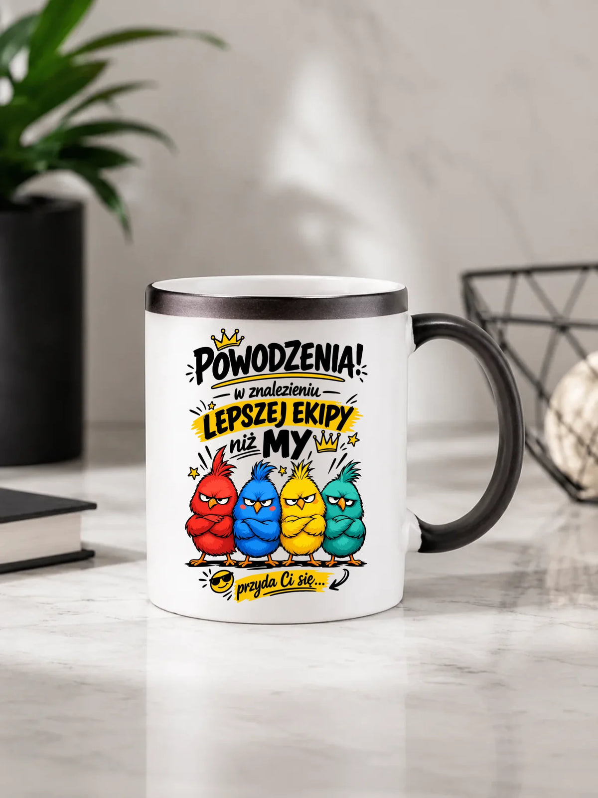 Prezent na odejście z pracy, biały kubek magiczny z czarnym uchem i widocznym nadrukiem z nadrukiem - Powodzenia w znalezieniu lepszej ekipy