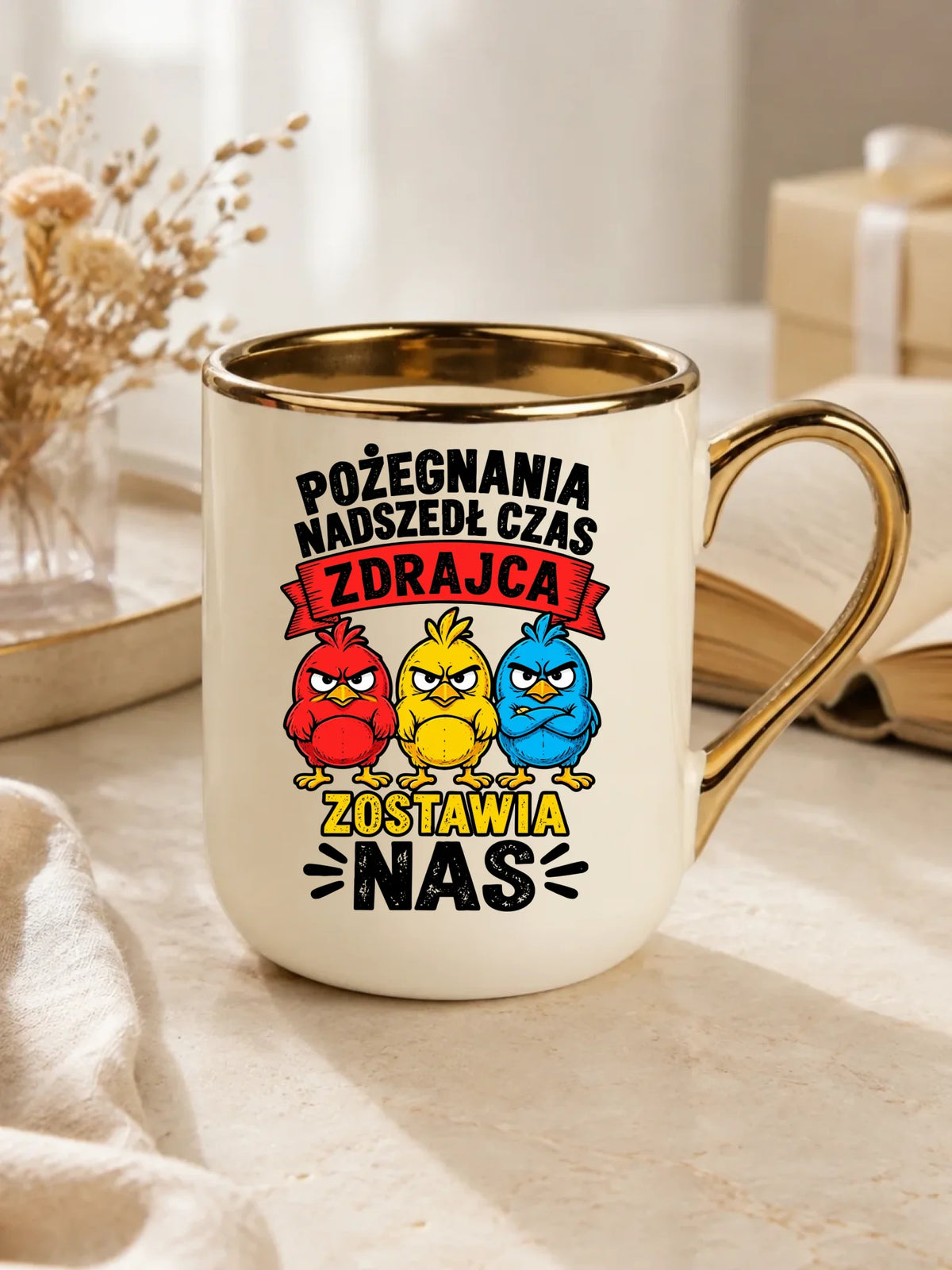 Prezent na odejście z pracy, kremowy kubek elegant ze złotym rantem i uchem z nadrukiem - Zdrajca zostawia nas