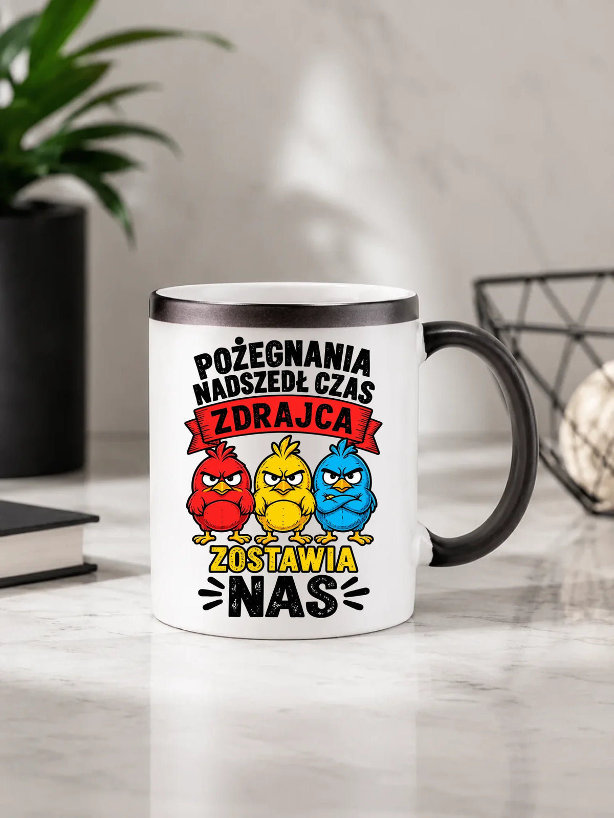Prezent na odejście z pracy, biały kubek magiczny z czarnym uchem i widocznym nadrukiem z nadrukiem - Zdrajca zostawia nas