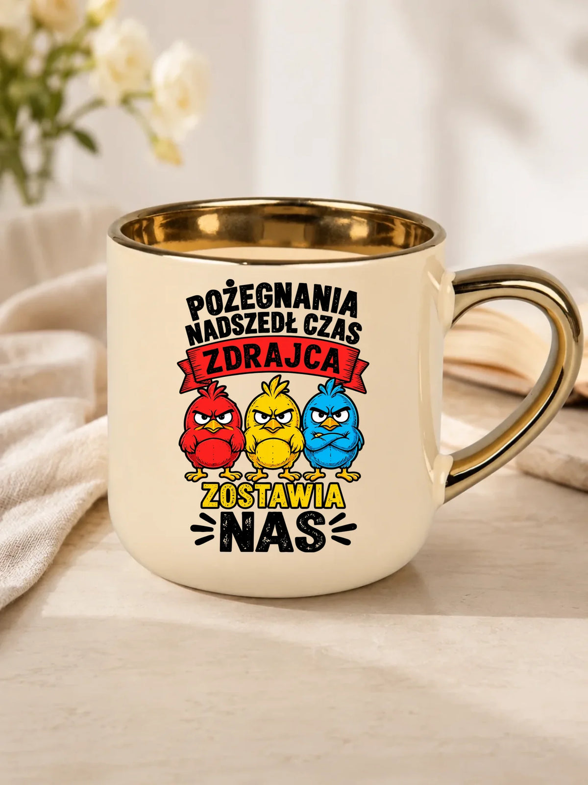 Prezent na odejście z pracy, kremowy kubek ze złotym rantem z nadrukiem - Zdrajca zostawia nas