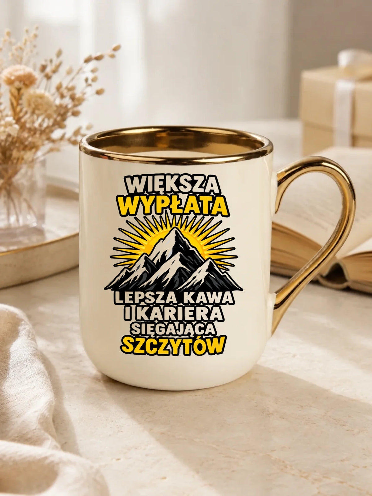Prezent na odejście z pracy, kremowy kubek elegant ze złotym rantem i uchem z nadrukiem - Większa wypłata, lepsza kawa