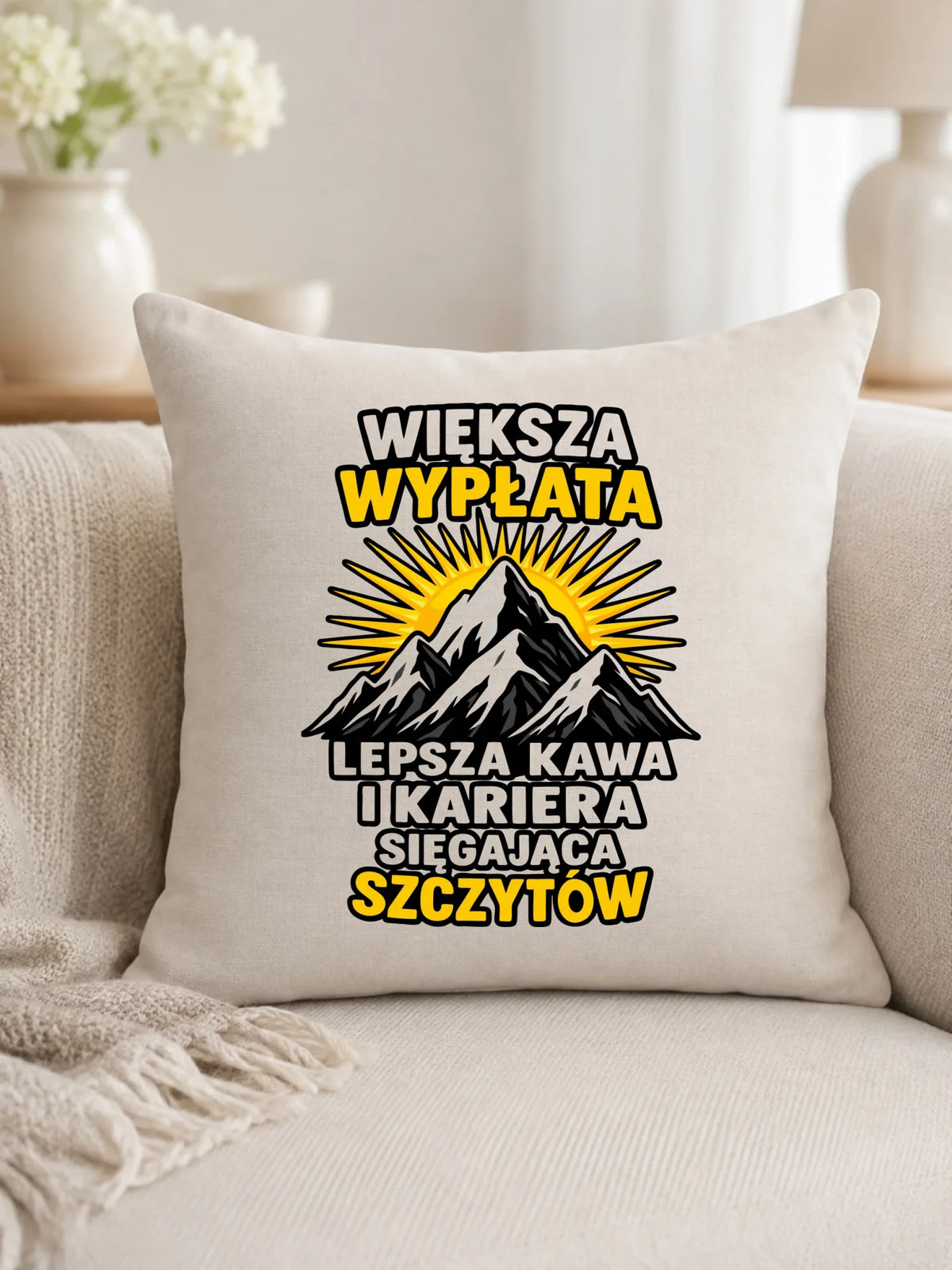Prezent na odejście z pracy, beżowa poduszka lniana z nadrukiem - Większa wypłata, lepsza kawa