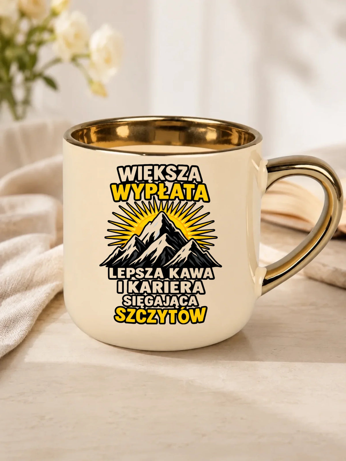 Prezent na odejście z pracy, kremowy kubek ze złotym rantem z nadrukiem - Większa wypłata, lepsza kawa