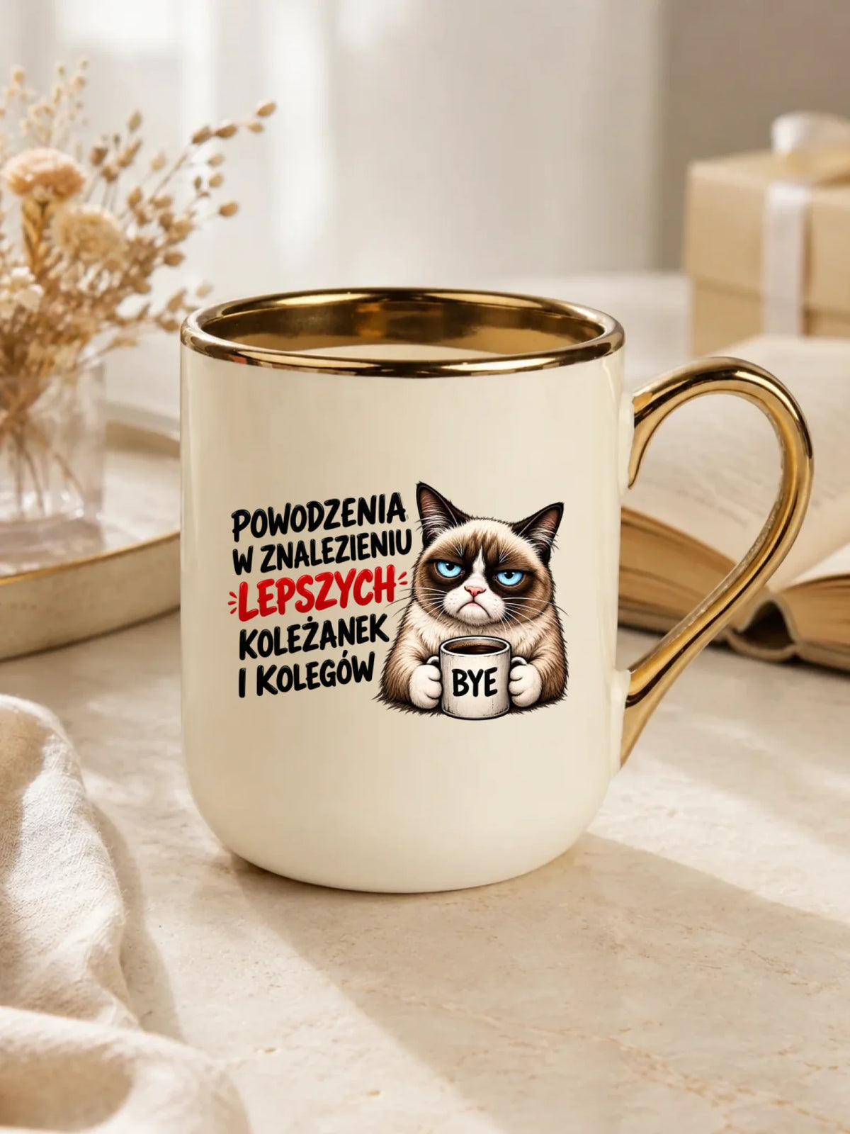 Prezent na odejście z pracy, kremowy kubek elegant ze złotym rantem i uchem z nadrukiem - Lepszych koleżanek i kolegów