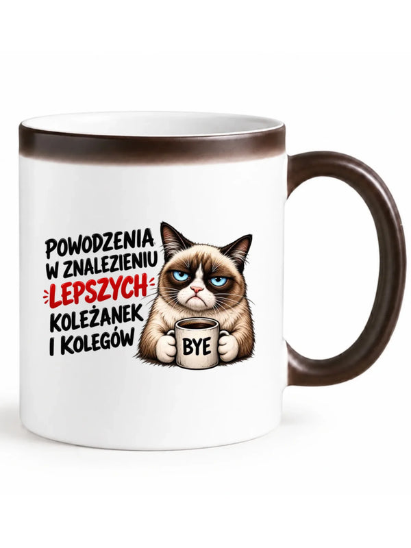 Biały magiczny kubek z czarnym uchem i widocznym nadrukiem dla współpracownika - Lepszych koleżanek i kolegów