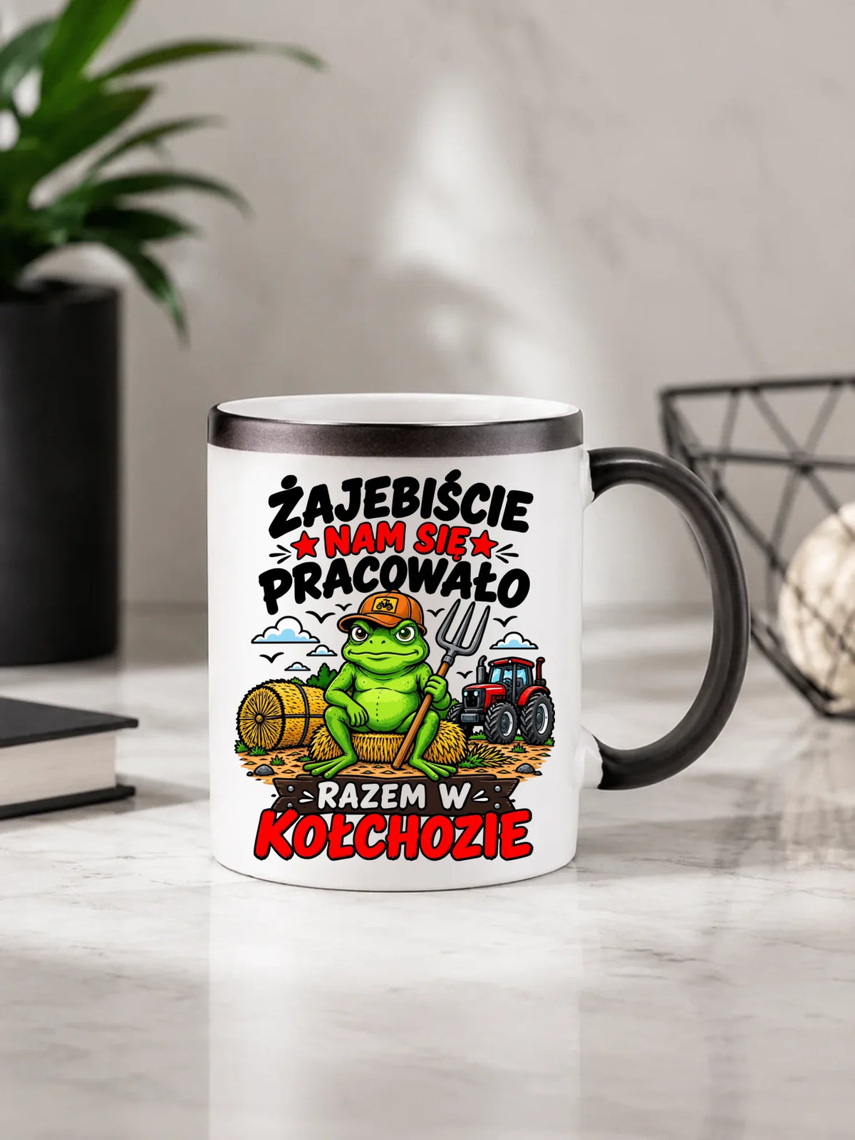 Prezent na odejście z pracy biały kubek magiczny z czarnym uchem i widocznym nadrukiem z nadrukiem - Razem w kołchozie