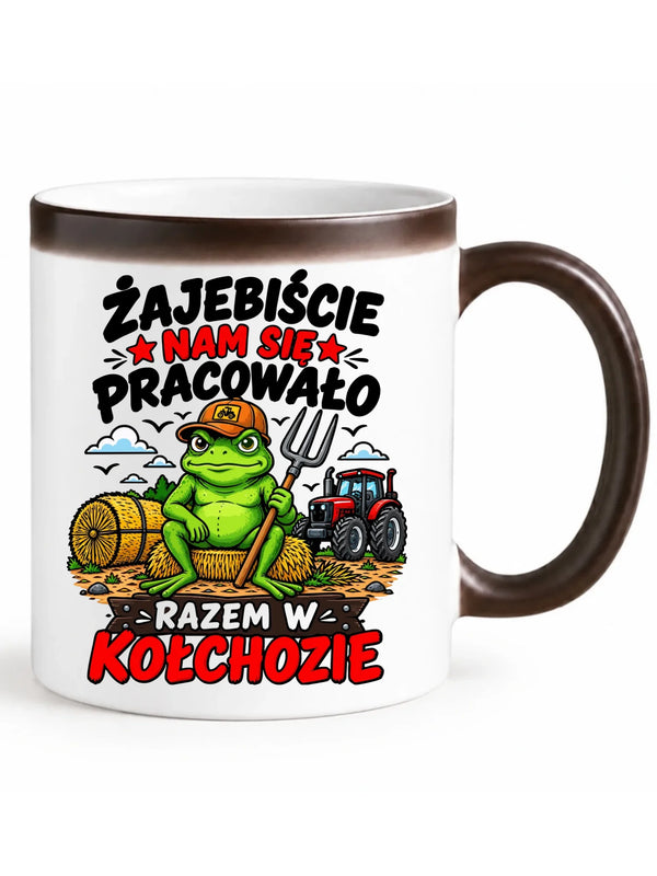 Biały kubek magiczny z widocznym nadrukiem na odejście z pracy - Razem w kołchozie