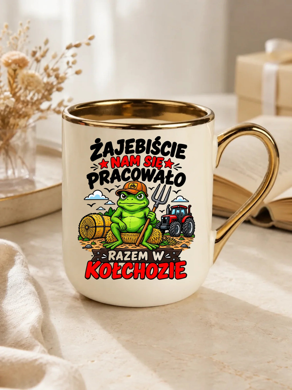 Prezent na pożegnanie w pracy kremowy kubek elegant ze złotym rantem i uchem z nadrukiem - Razem w kołchozie