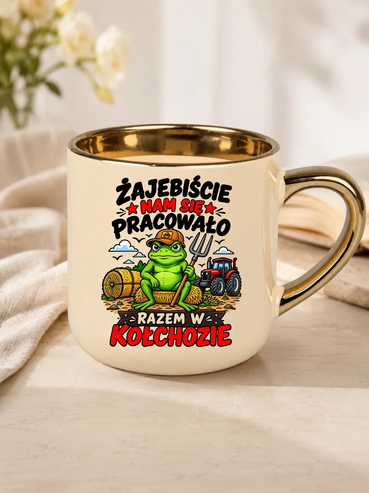 Prezent na pożegnanie w pracy kremowy kubek ze złotym rantem z nadrukiem - Razem w kołchozie