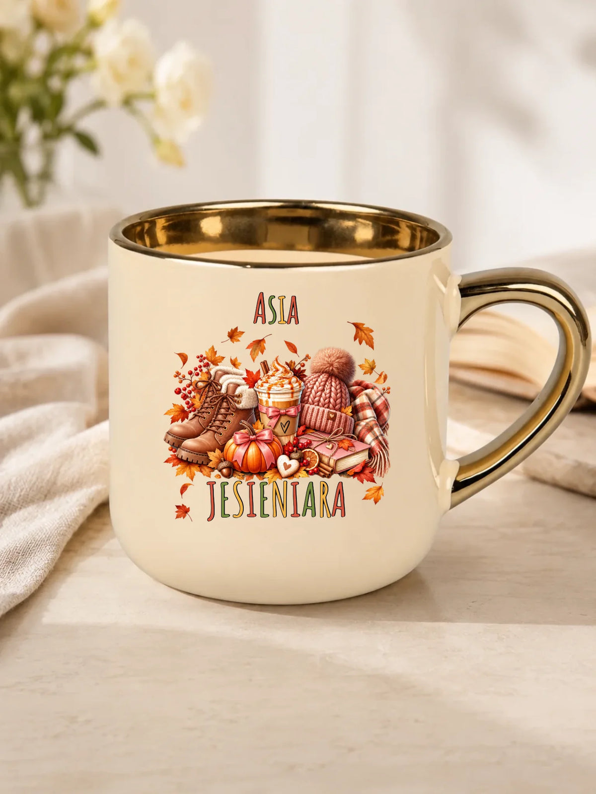 Prezent na jesień kremowy kubek ze złotym rantem z imieniem z nadrukiem - Jesieniara