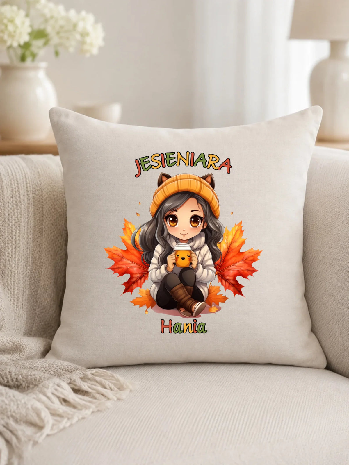 Prezent na pierwszy dzień jesieni beżowa poduszka lniana z imieniem z nadrukiem - Jesieniara z kawą