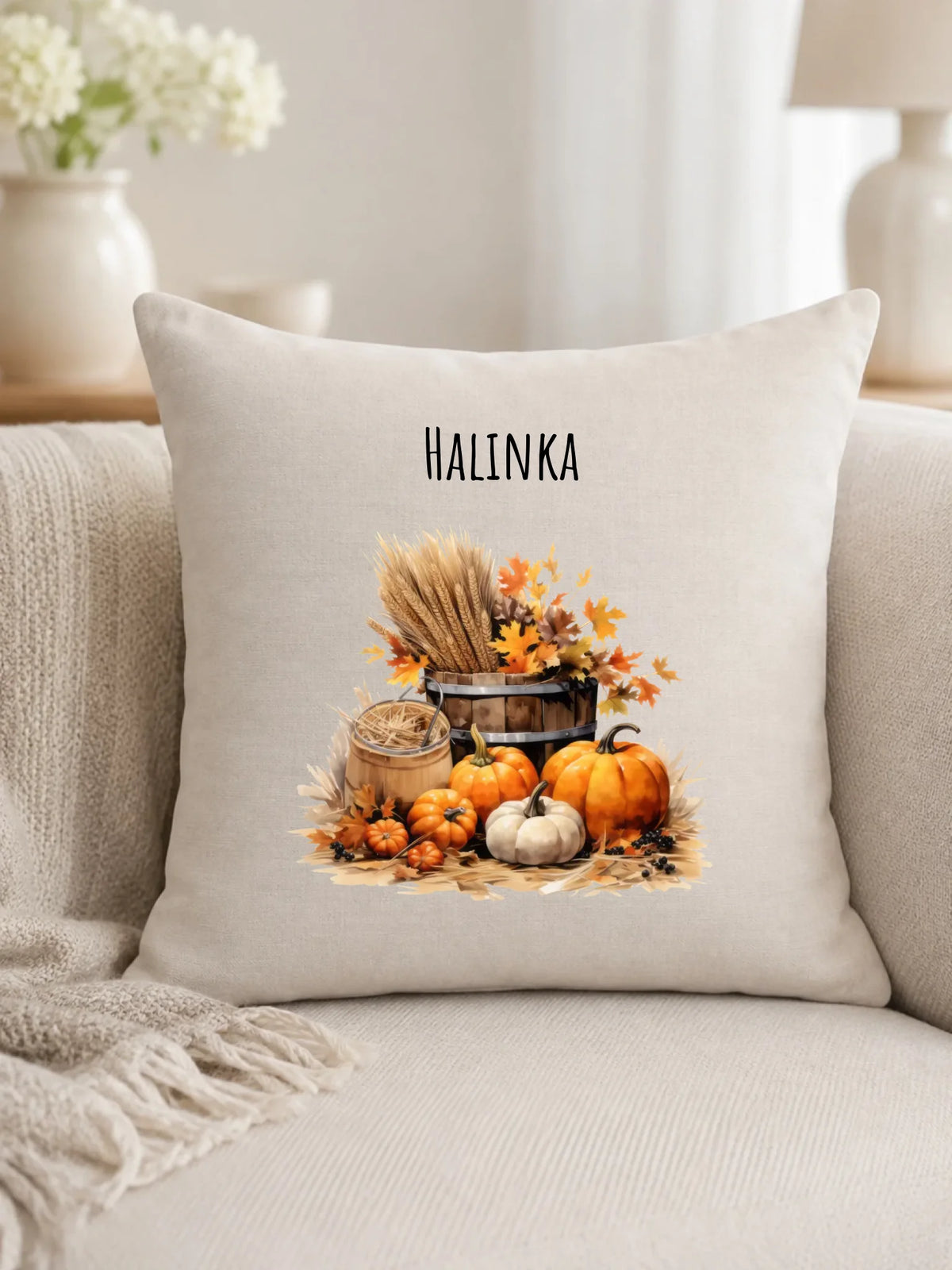 Prezent na pierwszy dzień jesieni beżowa poduszka lniana z imieniem z nadrukiem - Harvest Vibes