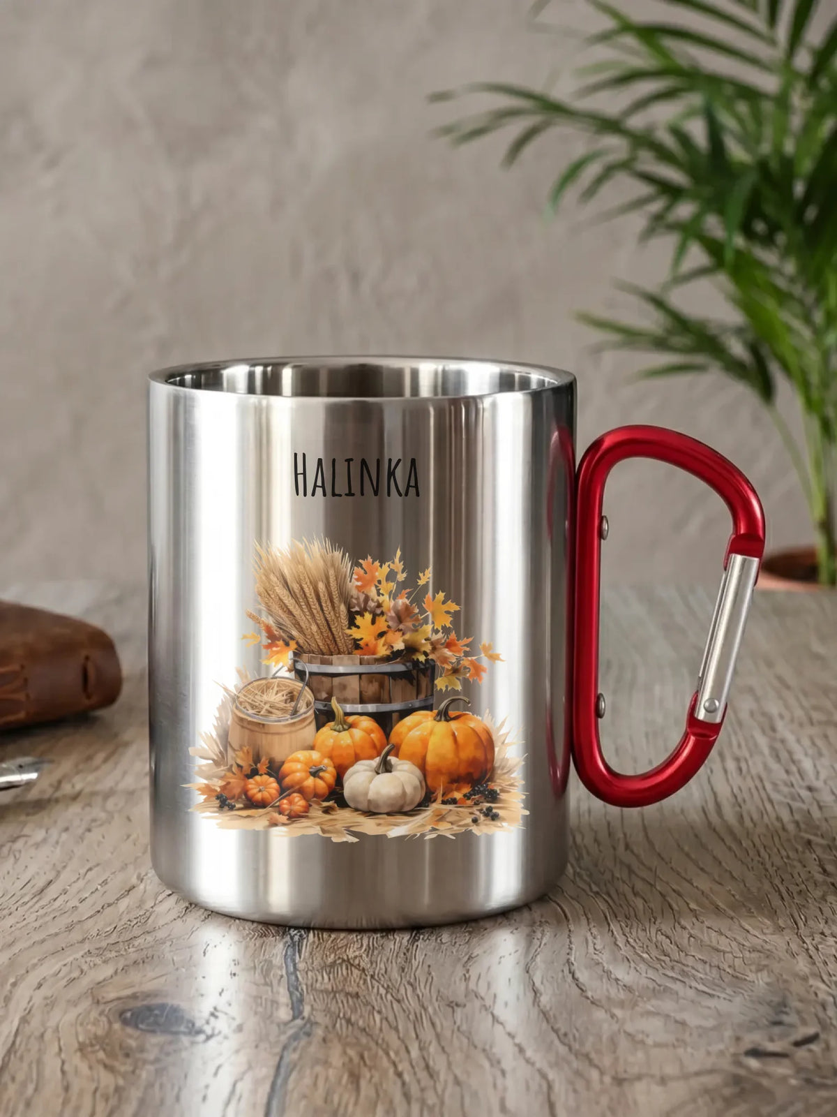 Prezent na jesień srebrny kubek turystyczny z karabińczykiem z imieniem z nadrukiem - Harvest Vibes