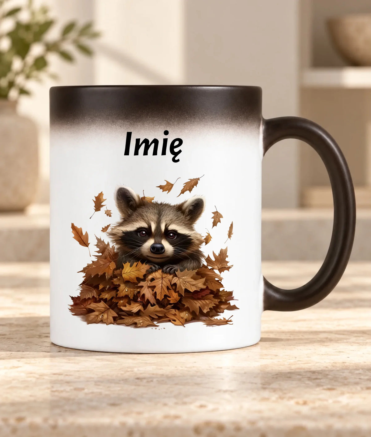 Kubek magiczny jesienny - Szop w liściach - personalizowany JS24