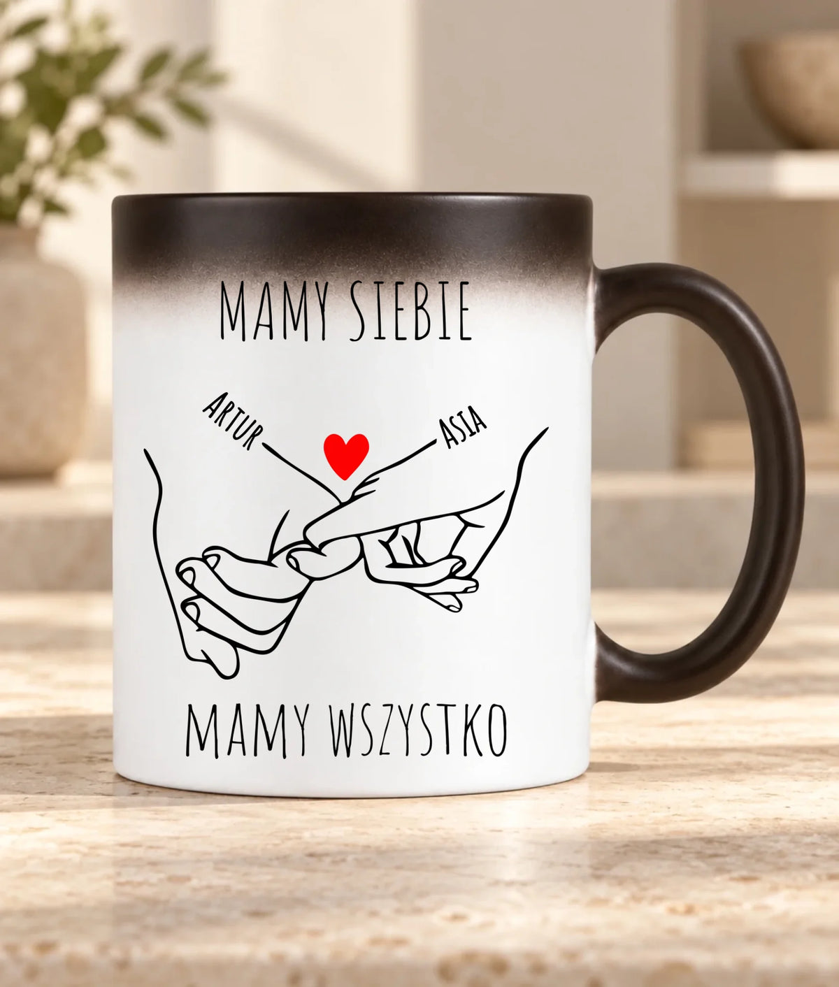 Kubek magiczny dla par - Zaplecione ręce mamy siebie mamy wszystko - personalizowany W63